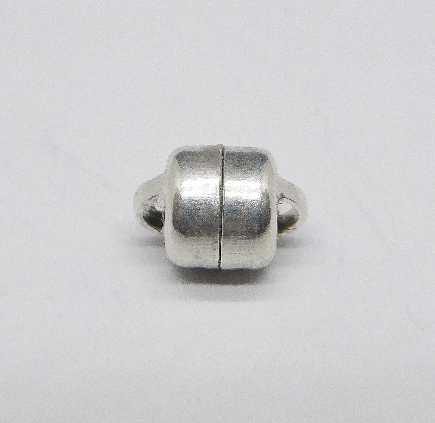 MAGNETIC CLASP